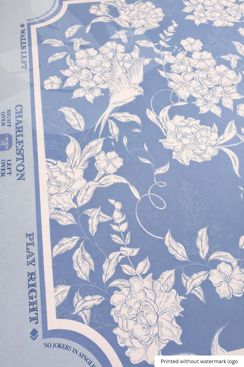 Puede incluir: Tela azul claro con estampado floral con flores blancas, hojas y un dise&ntilde;o de p&aacute;jaro. Los textos "CHARLESTON" y "PLAY RIGHT" son visibles. La tela tiene una est&eacute;tica vintage.