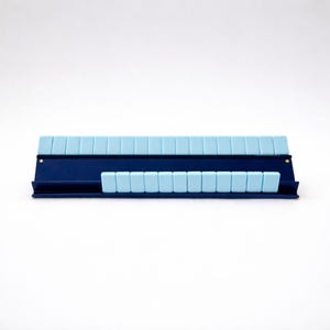 Periwinkle & Navy Blue Wooden Mahjong Racks with Magnetic Pushers - PreOrder Bild 6