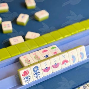 Periwinkle & Navy Blue Wooden Mahjong Racks with Magnetic Pushers - PreOrder Bild 1