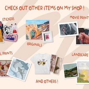 以下が含まれることがあります： Etsyショップで販売されているさまざまなアイテムを紹介する画像のコラージュ。コラージュには、ステッカー、オリジナルアート、動物プリント、風景プリント、映画プリントが含まれています。コラージュの上部には「CHECK OUT OTHER ITEMS ON MY SHOP!」というテキストがあります。