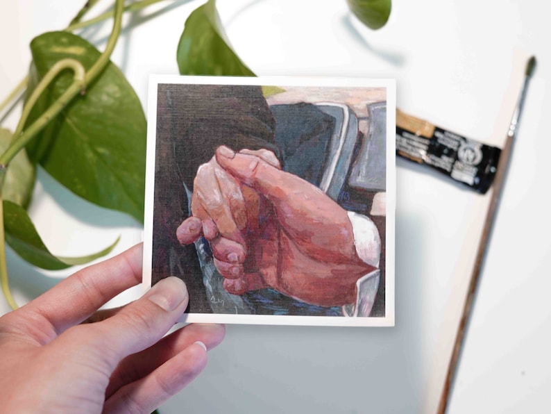 Puede incluir: Un primer plano de dos manos entrelazadas. Las manos est&aacute;n pintadas con un estilo realista con detalles visibles. El fondo est&aacute; desenfocado y fuera de foco.