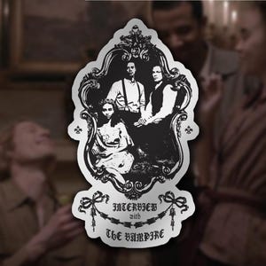 Op de afbeelding: Zwart-witte sticker met een vintage-stijl illustratie van vier figuren in een sierlijk frame. De tekst "Interview with the Vampire" staat eronder in een decoratief lettertype. De sticker is gestanst.