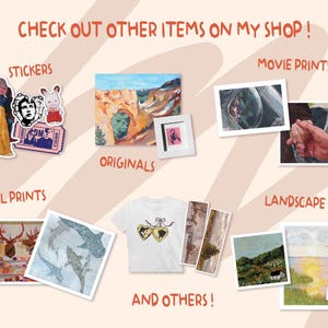 Puede incluir: Un collage de im&aacute;genes que muestran varios art&iacute;culos disponibles en una tienda de Etsy. El collage incluye pegatinas, obras de arte originales, estampados de animales, estampados de paisajes y estampados de pel&iacute;culas. El texto "CHECK OUT OTHER ITEMS ON MY SHOP!" est&aacute; en la parte superior del collage.
