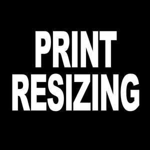 Könnte beinhalten: Weißer Text auf schwarzem Hintergrund lautet "PRINT RESIZING".