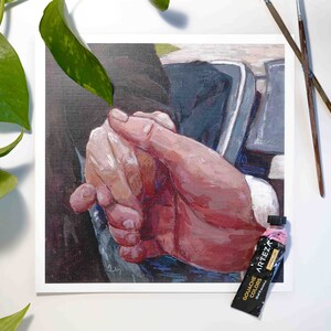 Puede incluir: Un primer plano de dos manos entrelazadas, pintadas en un estilo realista. Las manos est&aacute;n pintadas en tonos de rosa, rojo y blanco, con detalles de la piel y las u&ntilde;as visibles. El fondo es azul oscuro, lo que sugiere una pintura de una pareja tom&aacute;ndose de la mano.