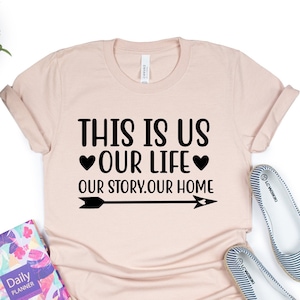 Esta es nuestra vida, nuestra historia, nuestra camiseta de casa, camiseta de amor familiar, camiseta familiar, camiseta familiar linda, camiseta de regalo familiar, camiseta de casa, camiseta de nuestra casa