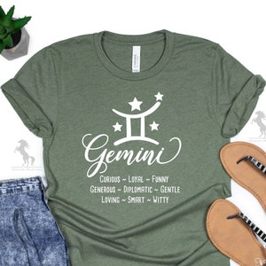 Op de afbeelding: Groen T-shirt met een wit Tweelingen sterrenbeeld en de tekst "Nieuwsgierig - Trouw - Grappig - Grootmoedig - Diplomatiek - Lief - Liefdevol - Slim - Grappig".