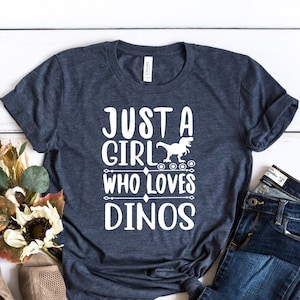 Shirt Just A Girl Who Love Dino's, shirt Just A Girl Who Love Dinosaurs, shirt dinosaurussen meisje, shirt dinosaurussen silhouet, shirt dinosaurus, T-shirt dinosaurus