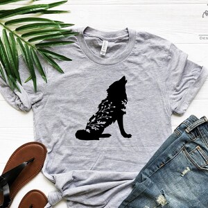 Floral Wolf Shirt, Howling Wolf Tee, Animal Lover Tee, Wolf Shirt, Wolf Lover Gift, Wildlife Animals Tee