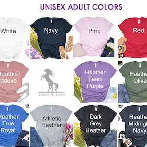 Peut inclure: Un collage de 18 t-shirts de diff&eacute;rentes couleurs, notamment noir, blanc, marine, rose, rouge, sarcelle, marron, mauve, violet, olive, p&ecirc;che, coucher de soleil, royal, chin&eacute;, gris, bleu nuit et orange br&ucirc;l&eacute;. Les t-shirts sont dispos&eacute;s en grille et chacun a une couleur et une &eacute;tiquette de texte diff&eacute;rentes.