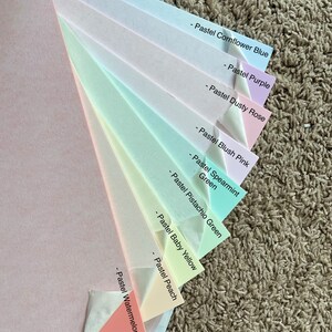 K&ouml;nnte beinhalten: Ein Satz von 10 Pastellfarbigen Papierb&ouml;gen mit den Namen der jeweiligen Farbe am unteren Rand jedes Bogens. Die Farben sind: Pastell Kornblumenblau, Pastell Lila, Pastell Staubiges Rosa, Pastell Blush Pink, Pastell Gr&uuml;ne Minze, Pastell Pistaziengr&uuml;n, Pastell Babygelb, Pastell Pfirsich und Pastell Wassermelone.