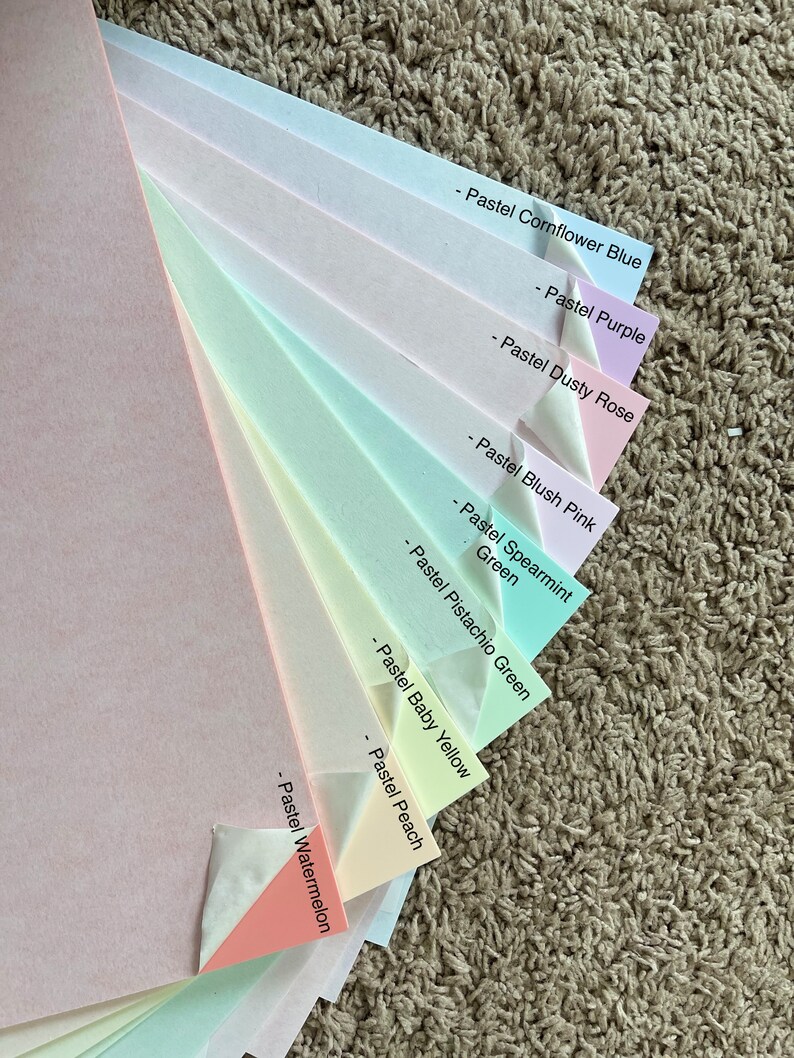 K&ouml;nnte beinhalten: Ein Satz von 10 Pastellfarbigen Papierb&ouml;gen mit den Namen der jeweiligen Farbe am unteren Rand jedes Bogens. Die Farben sind: Pastell Kornblumenblau, Pastell Lila, Pastell Staubiges Rosa, Pastell Blush Pink, Pastell Gr&uuml;ne Minze, Pastell Pistaziengr&uuml;n, Pastell Babygelb, Pastell Pfirsich und Pastell Wassermelone.