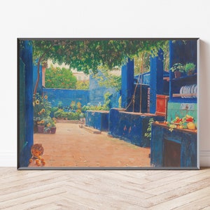 Puede incluir: Impresión artística enmarcada que representa un patio soleado con paredes azules y exuberante vegetación. La escena incluye un pozo, plantas en macetas y un pequeño peluche. La obra evoca una sensación de tranquilidad y encanto mediterráneo.