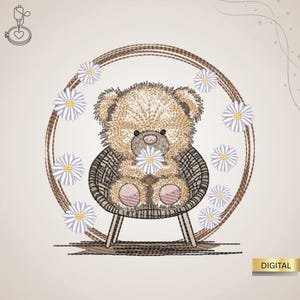 Könnte beinhalten: Gesticktes Design eines Teddybären, der in einem Korbstuhl sitzt und eine Gänseblümchen hält. Der Bär ist von einem braunen kreisförmigen Rahmen und weißen Gänseblümchen mit gelben Zentren umgeben. Das Wort "DIGITAL" steht in einem goldenen Rechteck.