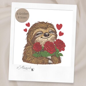 Könnte beinhalten: Gesticktes Bild eines lächelnden Faultiers, das einen Strauß roter Rosen hält, mit roten Herzen, die darüber schweben. Das Bild ist in einem weißen Rahmen eingefasst. Der Text auf dem Bild lautet "6 Größen".