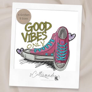 Könnte beinhalten: Ein Stickmuster mit einem Paar pinkfarbener High-Top-Sneaker mit hellblauen Schnürsenkeln, schwarz umrandet. Der Text "GOOD VIBES ONLY" steht in Olivgrün über den Schuhen, ergänzt durch kleine lila Herzsymbole und ein "5 Größen 5 Sizes" Abzeichen.