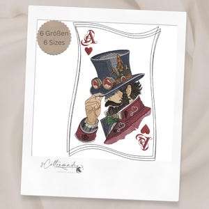 Könnte beinhalten: Gesticktes Design des Herz-Ass mit einem Steampunk-Gentleman mit Zylinder und Brille. Das Design enthält den Text "6 Größen 6 Sizes".