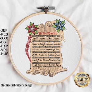 Könnte beinhalten: Gesticktes Stickrahmen-Kunstwerk mit einer Schriftrolle mit dem Text "Stille Nacht" und Noten. Die Schriftrolle ist mit roten und blauen floralen Akzenten verziert. Das Design ist in einem hölzernen Stickrahmen gerahmt, mit dem Schriftzug "Machineembroidery Design" unten.