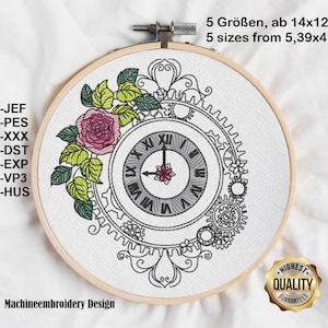 Puede incluir: Diseño de bordado a máquina de un reloj con engranajes y una rosa, en un aro. La esfera del reloj es gris con números romanos negros y manecillas. El diseño está disponible en 5 tamaños, a partir de 14 cm x 12 cm.