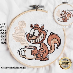 Könnte beinhalten: Maschinenstickerei-Design eines Comic-Eichhörnchens, das eine Tasse Kaffee mit aufsteigendem Dampf hält. Das Design ist auf weißem Hintergrund mit einem braunen Holzreifen drumherum. Der Text "Machineembroidery Design" befindet sich unten am Design. Der Text "Versprochen" befindet sich in einem Kreis auf der rechten Seite des Bildes.