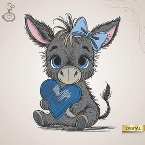 Op de afbeelding: Geborduurd ontwerp van een grijze ezel met een blauwe strik en een blauw hart. De ezel heeft grote blauwe ogen en roze binnenoren. Het hart heeft witte stiksels. Het woord "DIGITAL" staat in een gouden rechthoek.