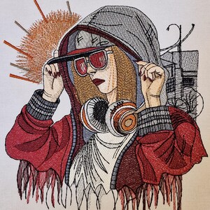 Op de afbeelding: Geborduurd kunstwerk van een persoon met een rode hoodie, zonnebril en koptelefoon. Het kunstwerk heeft gedetailleerde steken in verschillende kleuren, waaronder rood, grijs en bruin. De persoon houdt de capuchon vast. De achtergrond bevat een gestileerde zon en architecturale elementen.