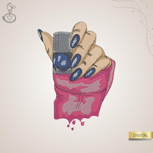 Könnte beinhalten: Gesticktes Design einer Hand, die eine blaue Nagellackflasche hält. Die Nägel sind blau lackiert. Die Hand kommt aus einem rosa Stoff mit einem weißen Design. Das Wort "DIGITAL" befindet sich in einem goldenen Rechteck.