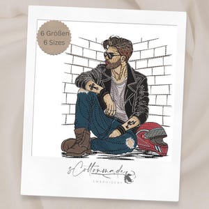 Könnte beinhalten: Gesticktes Design eines Mannes in Lederjacke, Jeans und Stiefeln, mit rotem Helm. Das Design befindet sich vor einem Backsteinmauer-Hintergrund. Der Text "6 Größen 6 Sizes" befindet sich in einem Kreis.