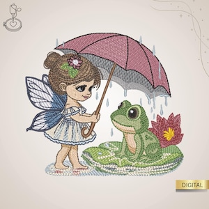 Könnte beinhalten: Gesticktes Design einer Fee mit blauen Flügeln und einem weiß-blauen Kleid, die einen rosa Regenschirm über einem grünen Frosch hält. Der Frosch sitzt auf einem Seerosenblatt. Das Wort "DIGITAL" steht in einem goldenen Rechteck.