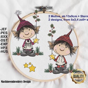 Puede incluir: Diseño bordado con dos duendes de dibujos animados con adornos de estrellas, en un bastidor de madera. Los duendes llevan sombreros rojos y sostienen estrellas. Texto: "2 diseños, a partir de 13x9cm + estrellas" y "Machineembroidery Design."