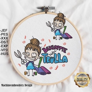 Könnte beinhalten: Maschinenstickdesign mit einer Cartoonfigur mit einem verrückten Ausdruck, die eine Schere und Stoffreste hält. Der Text "Bekloppte Näh Trolla" ist in einer farbenfrohen, verspielten Schrift geschrieben.