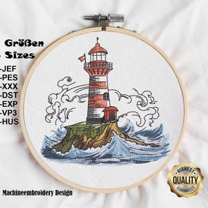 Könnte beinhalten: Maschinenstickerei-Design eines rot-weißen Leuchtturms auf einer felsigen Insel mit Wellen, die um ihn herum brechen. Das Design ist in 5 Größen erhältlich: JEF, PES, XXX, DST, EXP, VP3 und HUS.
