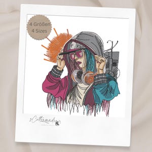 Op de afbeelding: Geborduurd ontwerp van een persoon met een hoodie, zonnebril en koptelefoon. Het ontwerp gebruikt roze, blauw en oranje. De tekst "4 Sizes" is zichtbaar. Het ontwerp staat op een witte achtergrond, in een polaroid-stijl frame.