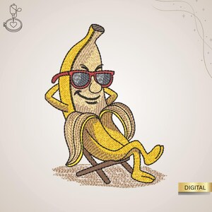 Könnte beinhalten: Gesticktes Design einer Banane mit Sonnenbrille, die sich in einem Strandstuhl entspannt. Die Banane ist gelb mit braunen Akzenten, und die Sonnenbrille ist rot. Der Stuhl ist braun, und der Hintergrund ist hellbeige. Das Wort "DIGITAL" steht in einem goldenen Rechteck.