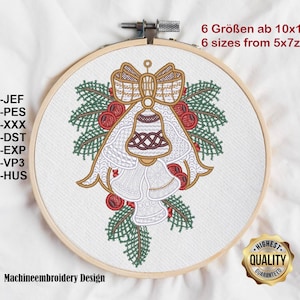 Könnte beinhalten: Maschinenstickdesign einer weißen Glocke mit einer roten Schleife und grünen Stechpalmenblättern. Das Design befindet sich in einem hölzernen Stickrahmen und ist in sechs Größen von 5x7 Zoll bis 10x13 Zoll erhältlich.