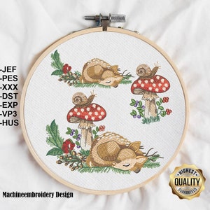 Puede incluir: Diseño de bordado a máquina con tres faunos durmiendo con setas y caracoles. El diseño está en un aro y listo para ser cosido.