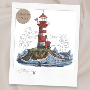 Könnte beinhalten: Ein gesticktes Design eines Leuchtturms mit rot-weißen Streifen, einem roten Dach und einem kleinen roten Gebäude. Der Leuchtturm steht auf einer felsigen Insel, umgeben von blauen Wellen. Der Text "5 Größen 5 Sizes" ist enthalten.