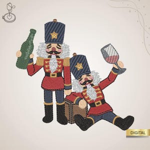 Può includere: Design ricamato con due figure di schiaccianoci. Uno tiene in mano una bottiglia verde, l'altro un bicchiere di vino. Entrambi indossano uniformi rosse e dorate con cappelli blu. Il design ha uno stile artistico digitale.