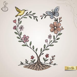 Könnte beinhalten: Gesticktes herzförmiges Design mit einem gelben Vogel, einem blauen Schmetterling und verschiedenen rosa, pfirsichfarbenen und roten Blumen. Das Design umfasst einen Baumstamm und Wurzeln an der Basis. Das Wort "DIGITAL" befindet sich in einem goldenen Rechteck.