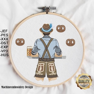 Könnte beinhalten: Stickrahmen mit einem Design einer Person in traditioneller bayerischer Tracht, die einen Bierkrug hält. Das Design beinhaltet Brezeln und den Text "Machineembroidery Design". Ein goldenes Siegel lautet "Highest Quality Guaranteed".