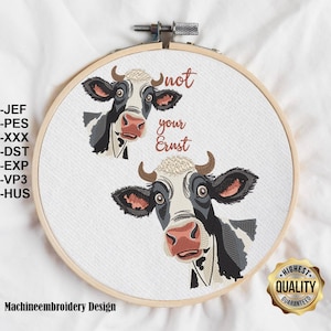 Könnte beinhalten: Maschinenstickerei-Design mit zwei Comic-Kühen mit dem Text "not your erust" in braunen Buchstaben. Das Design befindet sich in einem hölzernen Stickrahmen mit einem goldenen "höchste Qualität garantiert"-Etikett.