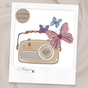 Könnte beinhalten: Gesticktes Design mit einem Vintage-Radio mit Griff, verziert mit drei Schmetterlingen in Lila- und Blautönen. Das Radio hat eine gewebte Textur und der Text "Radio" ist sichtbar. Das Bild enthält auch den Text "6 Größen 6 Sizes".