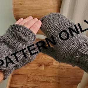 Könnte beinhalten: Ein Paar graue Strickfäustlinge. Die Fäustlinge sind aus dickem Garn gefertigt und haben ein geripptes Bündchen. Der Text "PATTERN ONLY!" ist auf dem Bild überlagert.