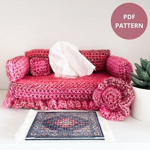 Może przedstawiać: Ręcznie robiona, różowo-czerwona osłona na pudełko chusteczek w kształcie miniaturowej sofy, z pasującymi poduszkami i podstawką. Mały dywanik z niebiesko-czerwonym wzorem leży z przodu. Obraz zawiera tekst "PDF PATTERN".