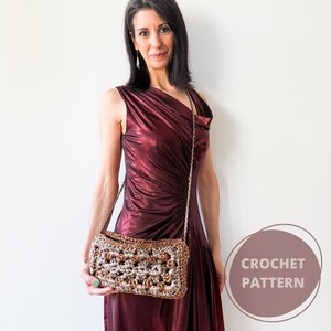 Puede incluir: Una mujer sostiene un bolso rectangular de ganchillo de tejido abierto con una correa larga. El bolso es una mezcla de tonos marrones y beige. La mujer lleva un vestido burdeos. La imagen incluye un gráfico circular con las palabras "CROCHET PATTERN".