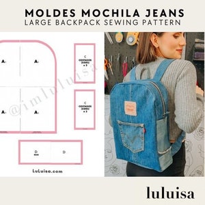 Könnte beinhalten: Ein Jeans-Rucksack mit einer Tasche und einem braunen Aufnäher. Das Bild zeigt auch ein Schnittmuster mit dem Text "MOLDES MOCHILA JEANS LARGE BACKPACK SEWING PATTERN" und der Website "LuLuisa.com".