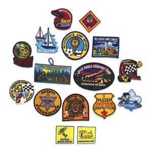 Puede incluir: Una colección de parches bordados con varios diseños y texto. Los parches incluyen temas como el escultismo, las carreras, el campamento y los deportes. Los colores incluyen rojo, azul, amarillo y verde. Algunos parches presentan texto como "Racer", "Regatta" y "Wild Goose Campout".