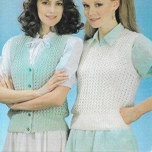 Könnte beinhalten: Zwei Frauen tragen ärmellose Strickwesten. Die Weste links ist hellgrün und die Weste rechts ist weiß. Beide Westen haben ein Spitzenmuster. Der Text "DOUBLE KNITTING QUALITIES" und "K 1041" ist oben im Bild sichtbar.