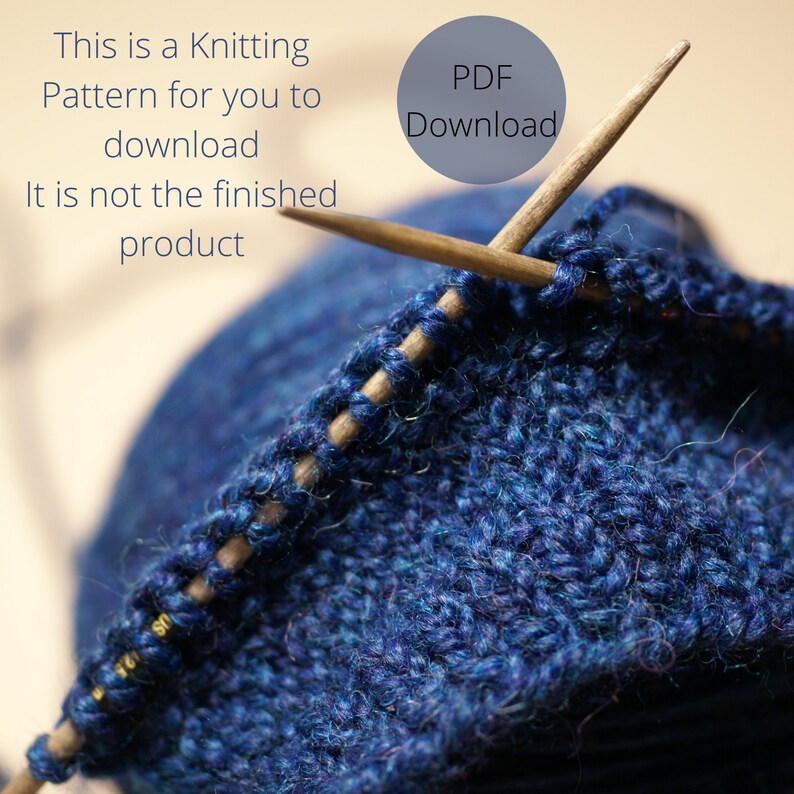 Pu&ograve; includere: Primo piano di un tessuto di maglia blu con ferri da maglia in legno. Il testo "This is a Knitting Pattern for you to download. It is not the finished product. PDF Download" &egrave; visibile nell'immagine.