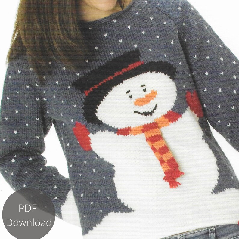 Pu&ograve; includere: Un maglione di lana grigio con un disegno di pupazzo di neve bianco. Il pupazzo di neve ha un cappello nero, un naso arancione e una sciarpa rossa. Il maglione ha un motivo a cuori bianchi.